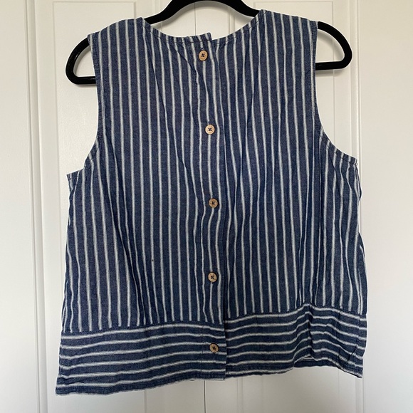 🎉5/$30 - cute light spring/summer tank - cute buttons on back! - Picture 4 of 6